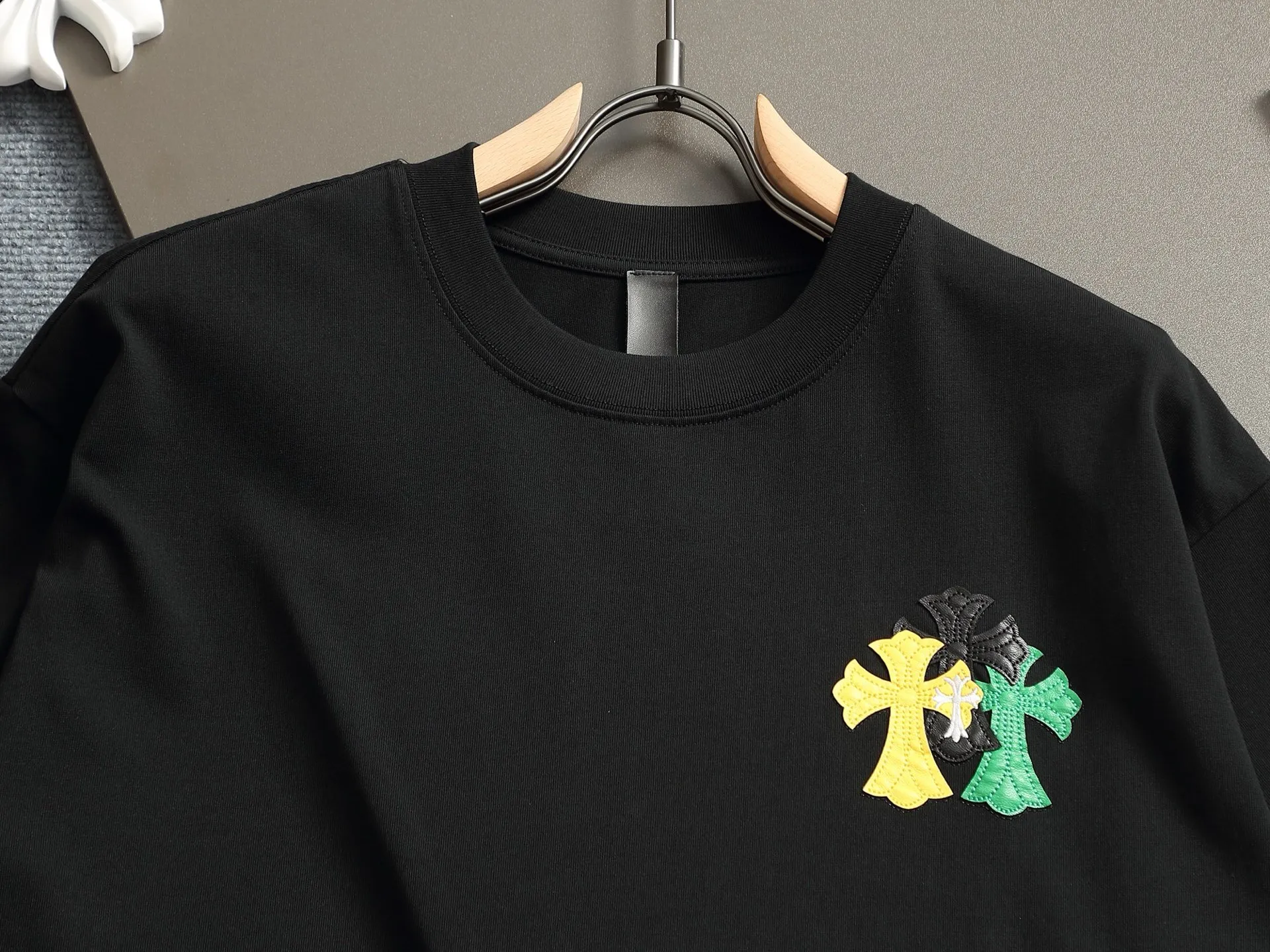 🅿️220 Chrome hearts ch Chrome hearts cross leather short-sleeved T-shirts. Large version. Loose and stylish. The difference is the low version, the slim version, the upper body and the crotch. 100% commitment: top quality, not fast food. The highest version on the market. Top quality, 320 grams. 26 custom-dyed double yarn cotton, same style for men and women, complete with three standards. Color: Black White Khaki Size: XS-L Size chart: